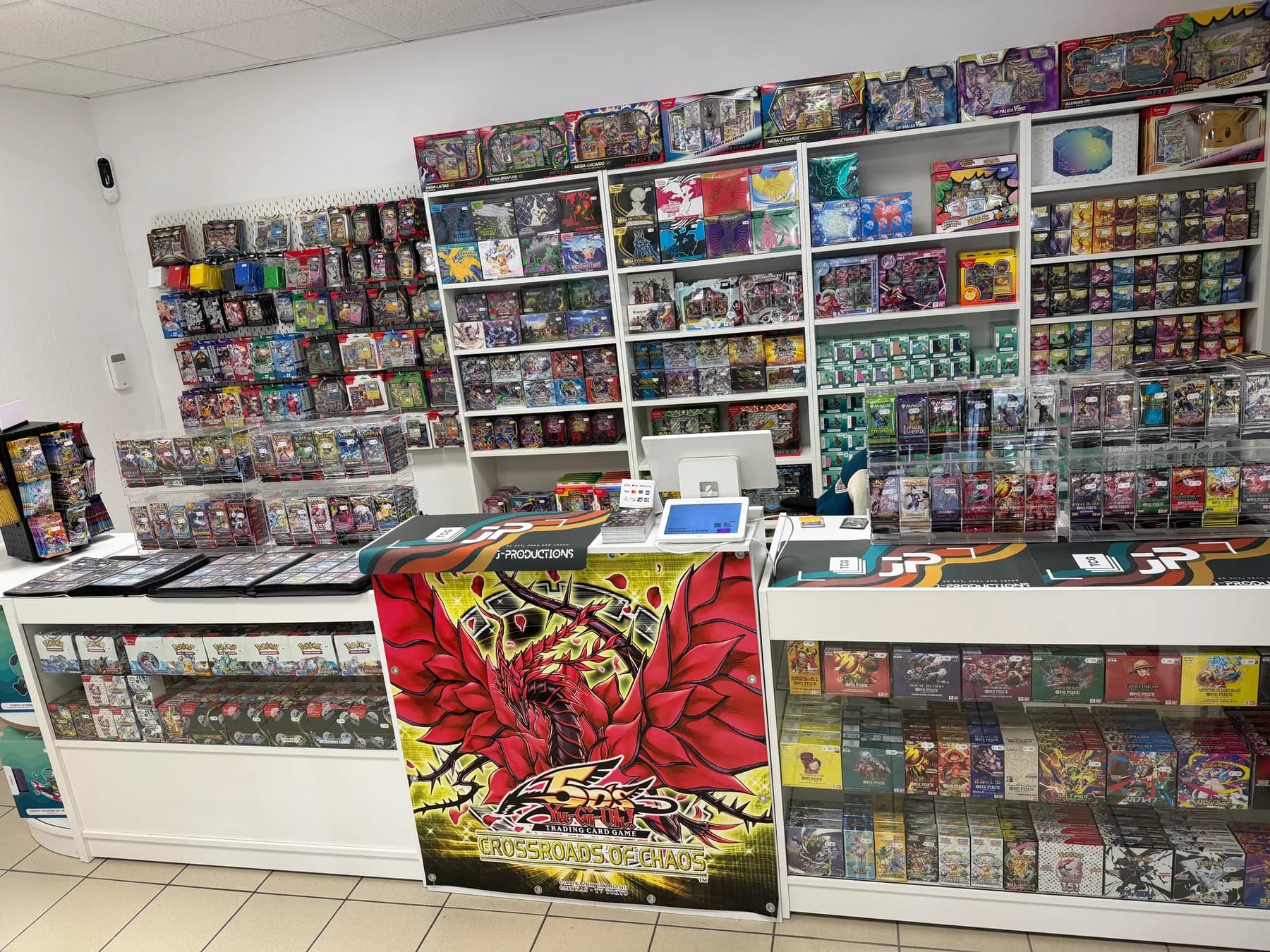 Verkaufstresen und Regale mit Trading Cards und Zubehör im J-Productions Store