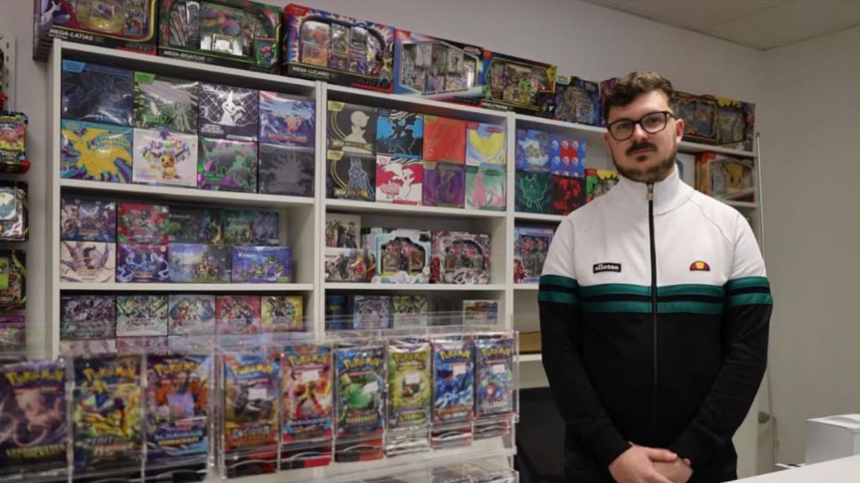 Porträt im J-Productions-Store vor Regalen mit Sammelkarten